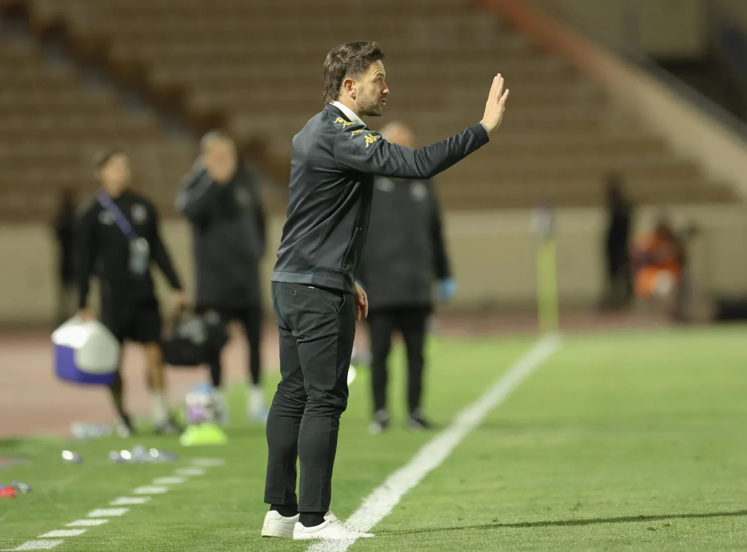 الإنجليزي ديس باكنغهام مدرب الخلود (تصوير: عدنان مهدلي)