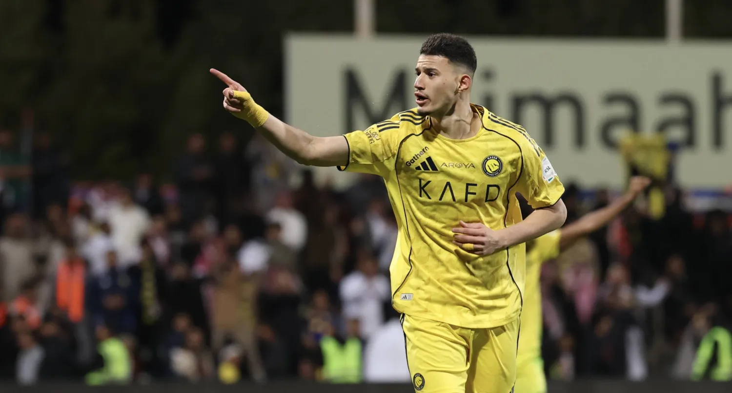 الحمدان ينطلق فرحا بعد تسجيل هدفه في الفيحاء (تصوير: عبدالعزيز النومان)