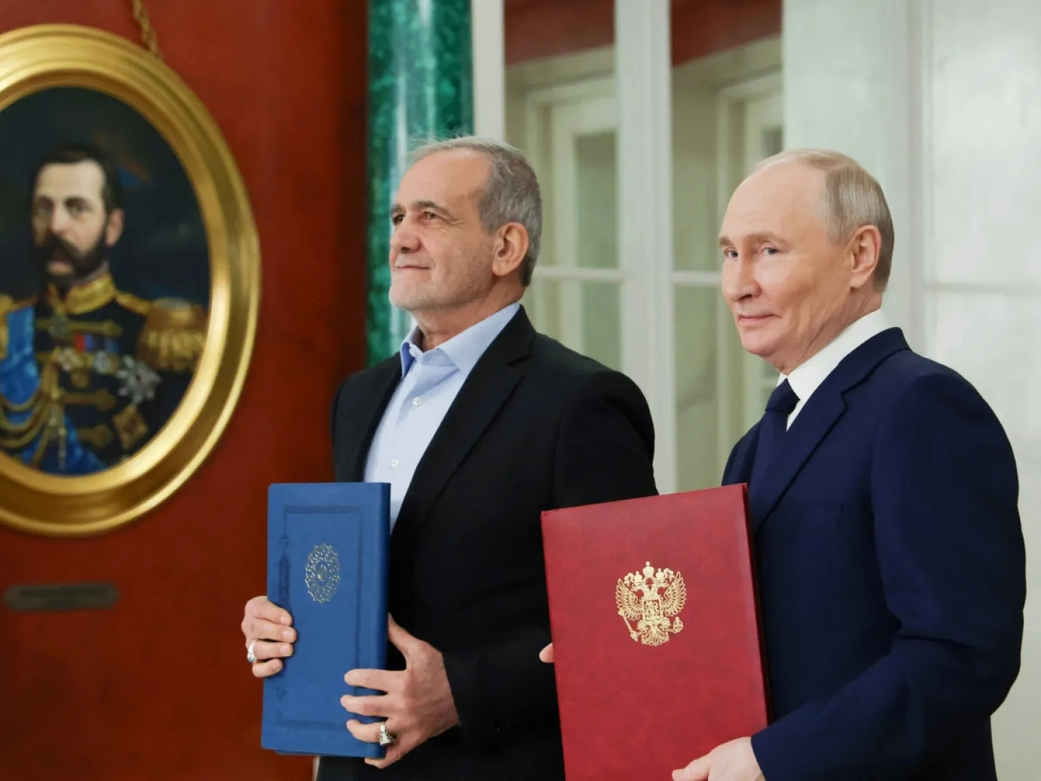 Rusya Devlet Başkanı Vladimir Putin ve İran Devlet Başkanı Mesud Pezeşkiyan, iki ülke arasındaki Kapsamlı Stratejik Ortaklık Anlaşması'nın imza töreninde, Kremlin, Rusya, 17 Ocak 2025 (Reuters)