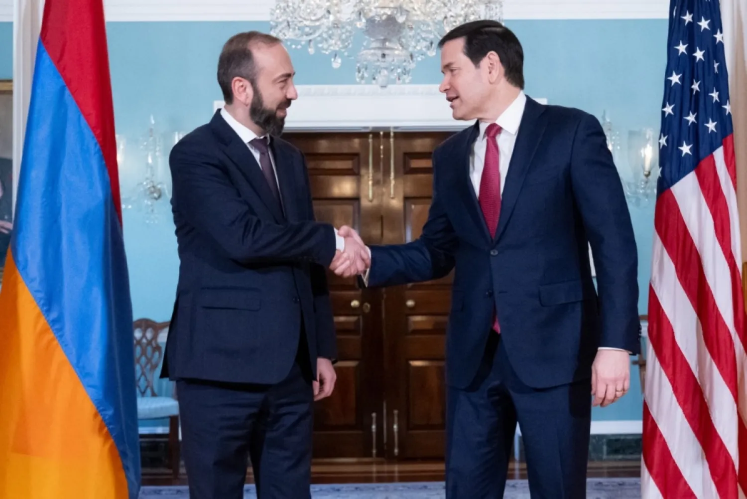 ABD Dışişleri Bakanı Marco Rubio, Ermenistan Dışişleri Bakanı Ararat Mirzoyan ile tokalaşırken, Washington, 13 Ocak 2026 (AFP)