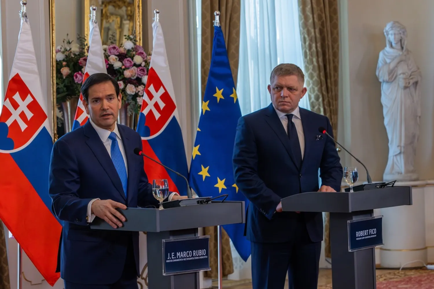 Slovakia's Prime Minister Robert Fico (R) and US Secretary of State Marco Rubio (L) attend a joint press conference following a meeting in Bratislava, Slovakia, 15 February 2026. (EPA) 