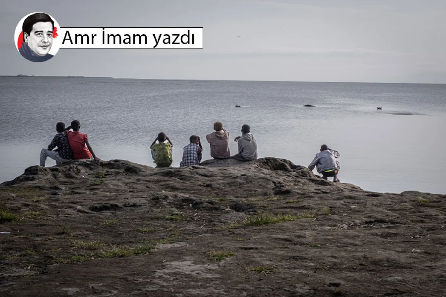 Batu'da, Etiyopya'nın Orta Rift Vadisi'nde aşırı kullanım ve kirlilik nedeniyle uzun süredir sorunlu göllerden biri olan Dembel Gölü kıyılarına yaklaşan su aygırlarını merakla izleyen bir grup çocuk, 22 Mayıs 2025 (AFP)