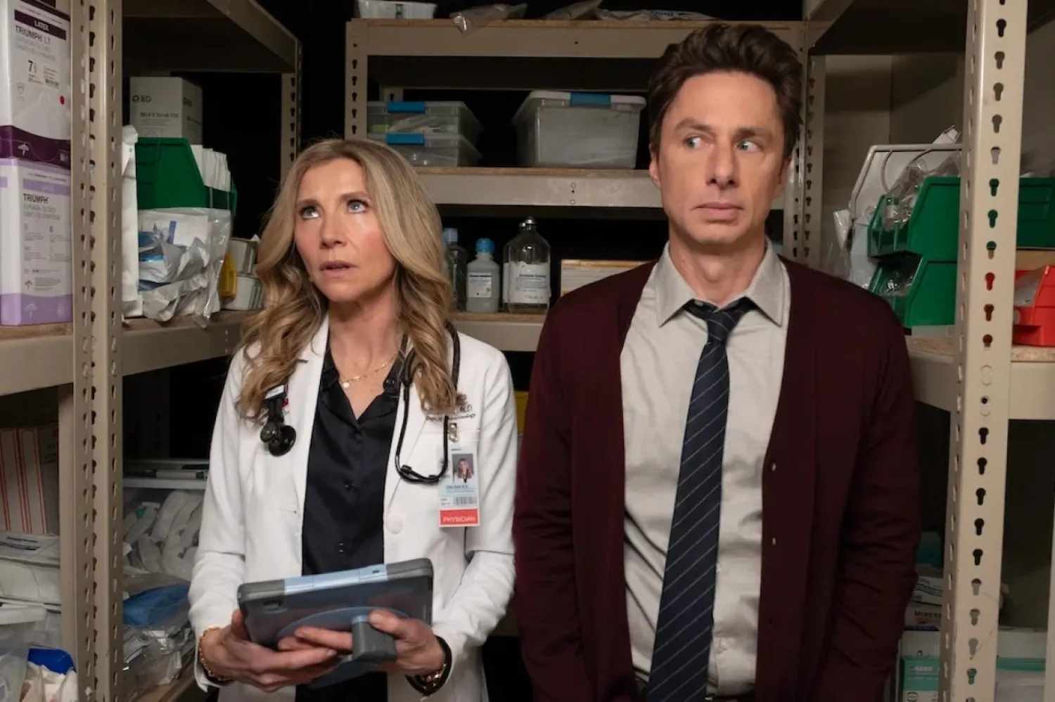 Scrubs'da Dr. Elliot Reid'i canlandıran 49 yaşındaki Sarah Chalke (solda), How I Met Your Mother ve Firefly Lane'deki rolleriyle de tanınıyor (Disney)