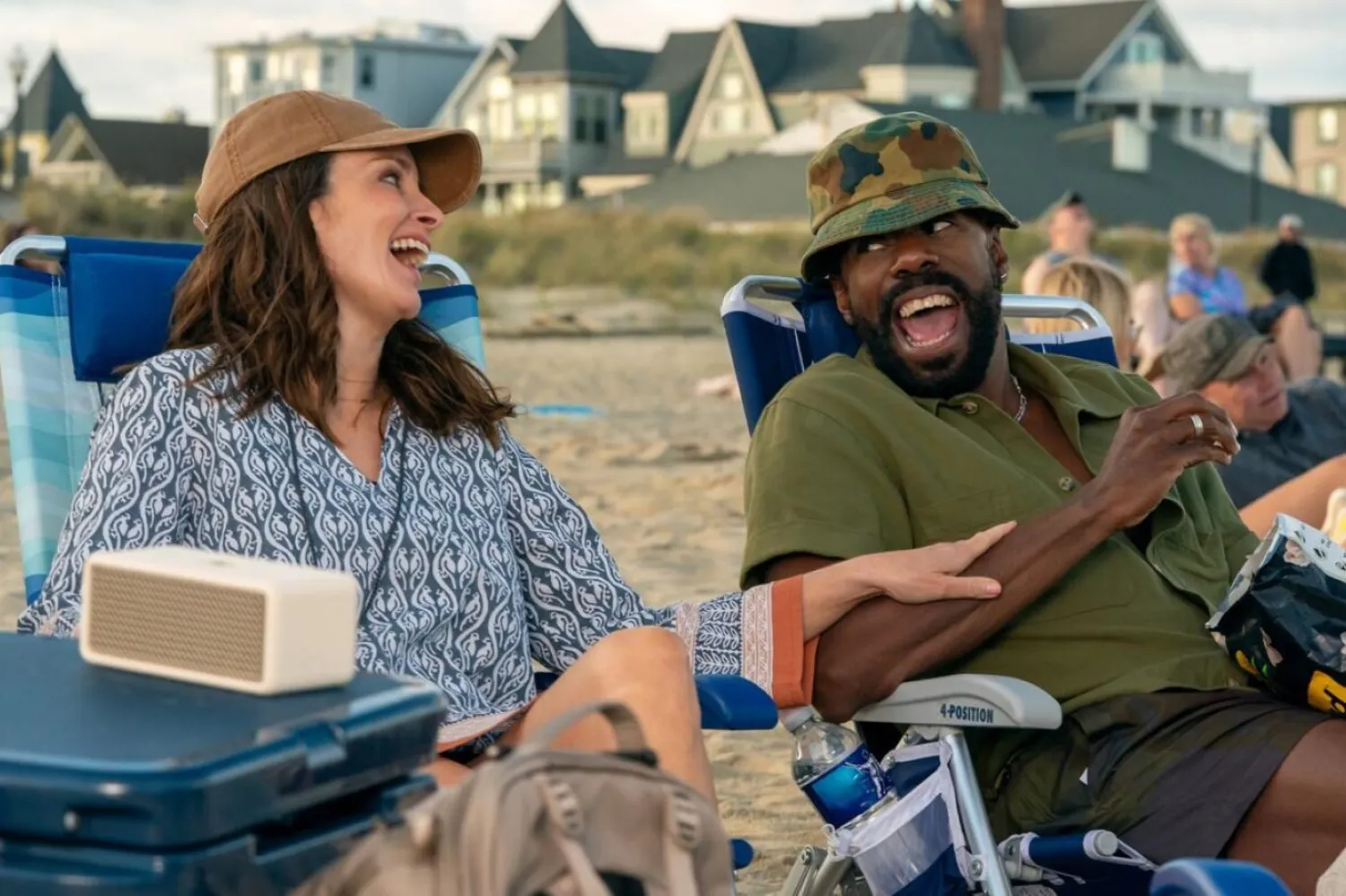 10 Emmy ödüllü Tina Fey (solda) ve Oscar adayı Colman Domingo'yu (sağda) buluşturan Dört Mevsim, ilk haftasında 51 milyon saat seyredilerek büyük bir başarıya imza atmıştı (Netflix)