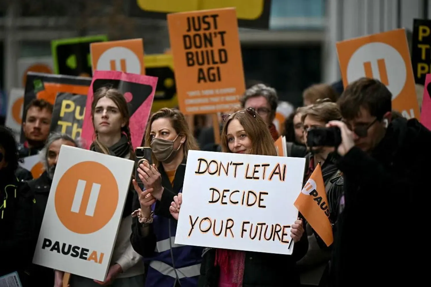Eylemciler, PauseAI UK ve gelişmiş yapay zeka sistemlerinin gelişiminin kontrolünü mesele edinen diğer örgütler tarafından 28 Şubat 2026'da Londra'da düzenlenen bir protestoda Google Deepmind ofislerinin önünde pankart ve dövizlerle toplandı (AFP)
