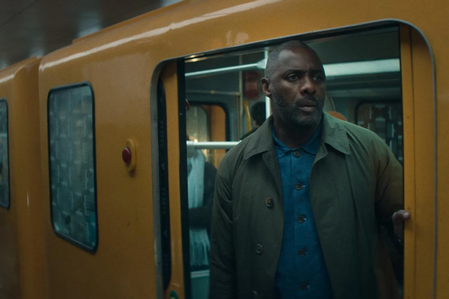 53 yaşındaki Idris Elba, Hijack'te kurumsal müzakereci Sam Nelson rolünde (Apple TV)
