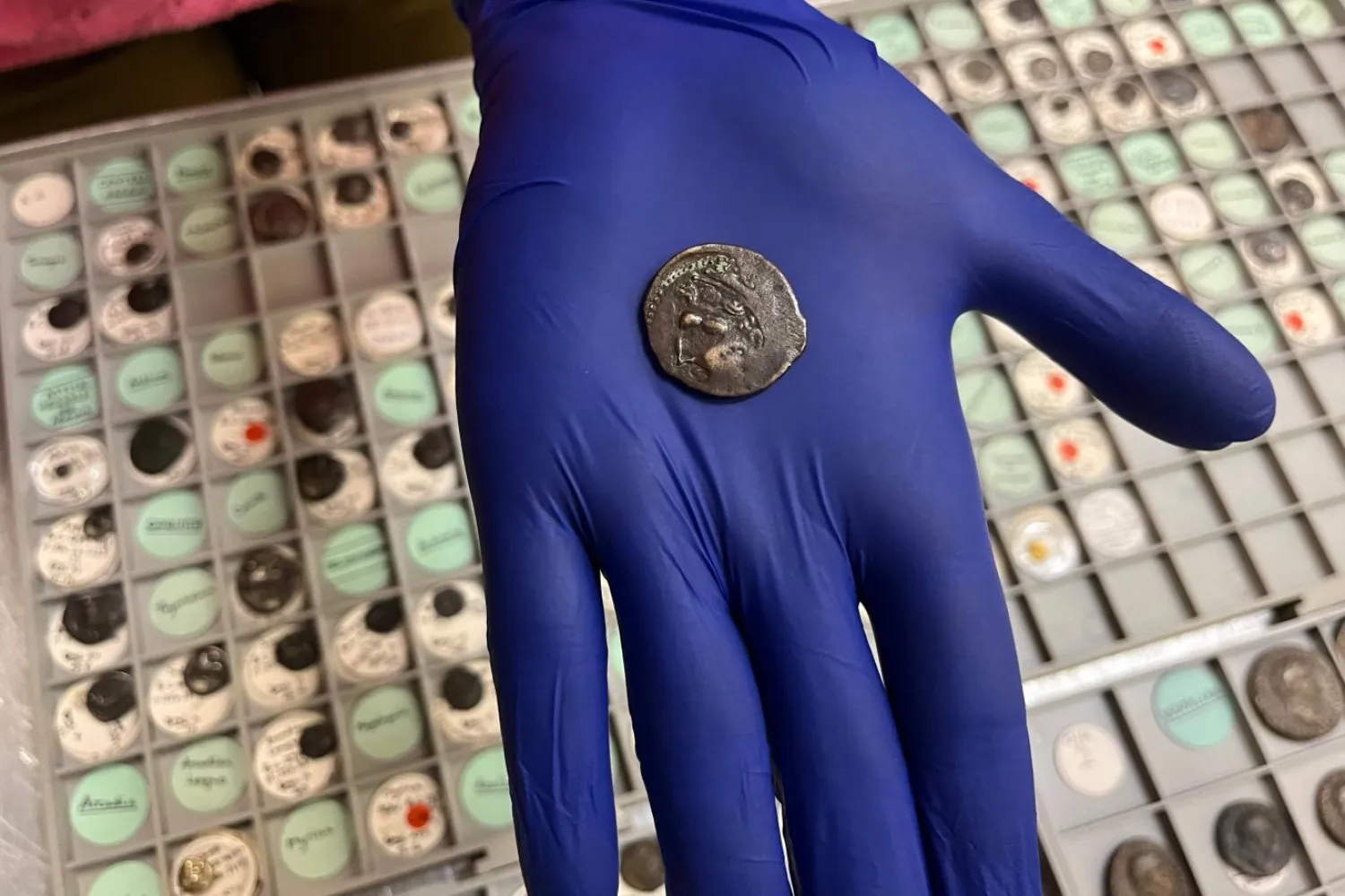 Fenike kültürüne ait madeni para (Leeds Belediye Meclisi)