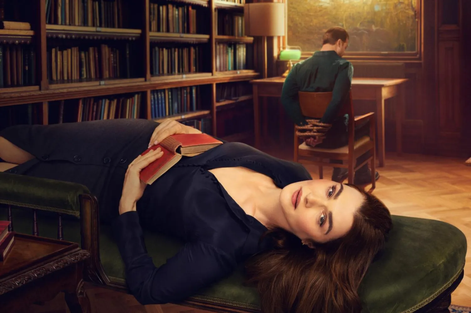 56 yaşındaki Rachel Weisz, Vladimir'de yakışıklı yeni meslektaşını takıntı haline getiren bir edebiyatı profesörü rolünde (Netflix)