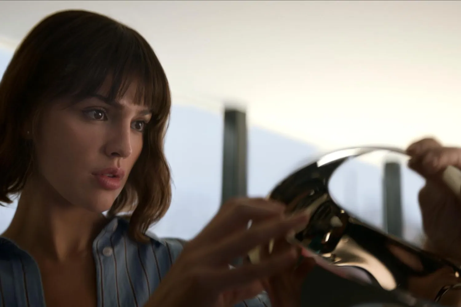 3 Cisim Problemi'nde nanoteknoloji konusunda uzmanlaşmış Auggie Salazar'ı canlandıran Meksikalı aktris Eiza González, Edgar Wright imzalı Tam Gaz'daki (Baby Driver) rolüyle de tanınıyor (Netflix)