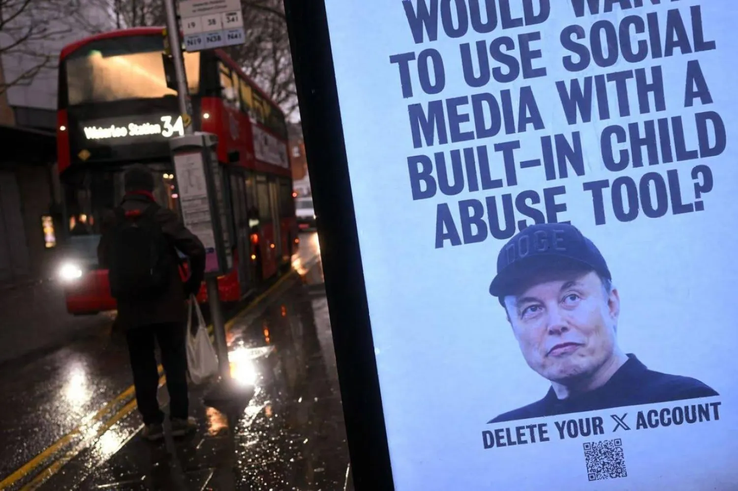 Elon Musk, sosyal medya platformu X'teki yapay zeka görüntü oluşturma özelliği nedeniyle eleştirilere maruz kalırken Londra'daki aktivistler, 13 Ocak 2026'da bu afişi astı (Justin Tallis/AFP)