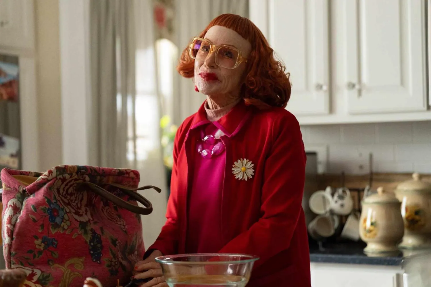 Silahlar'da Gladys karakterine hayat veren Amy Madigan, Entertainment Weekly'ye geçen yıl yaptığı açıklamada "Bunca yılın ardından böyle bir geri dönüş almak çok keyifli" ifadelerini kullanmıştı (Warner Bros. Pictures)