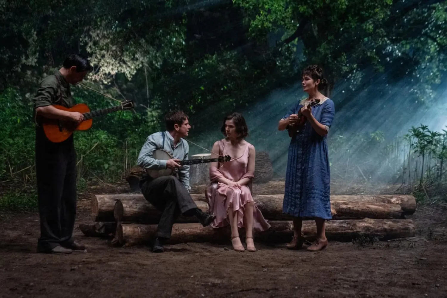 Günahkarlar, geçmişlerinden kaçmaya çalışan ikiz kardeşlerin, memleketlerine dönüşlerinde karşılaştığı karanlıkla yüzleşmelerini konu ediniyor (Warner Bros.)