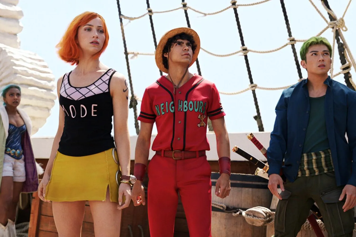 Aynı isimli popüler manganın canlı çekim uyarlamasında genç korsan Monkey D. Luffy (ortada), hasır şapkası ve çılgın mürettebatıyla hazineyi bulmak için destansı bir yolculuğa çıkıyor (Netflix)