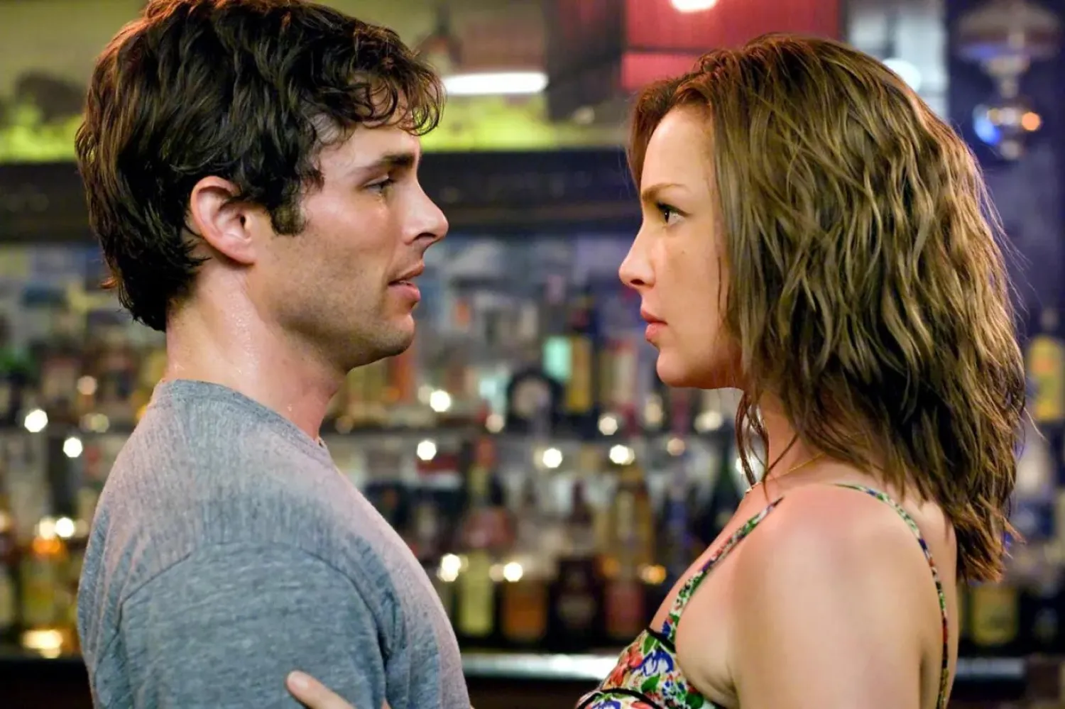 Yönetmen koltuğunda Anne Fletcher'ın oturduğu Benimle Evlenir misin?'de 47 yaşındaki Katherine Heigl'a (sağda) X-Men yıldızı James Marsden (solda) eşlik ediyor (20th Century Studios)