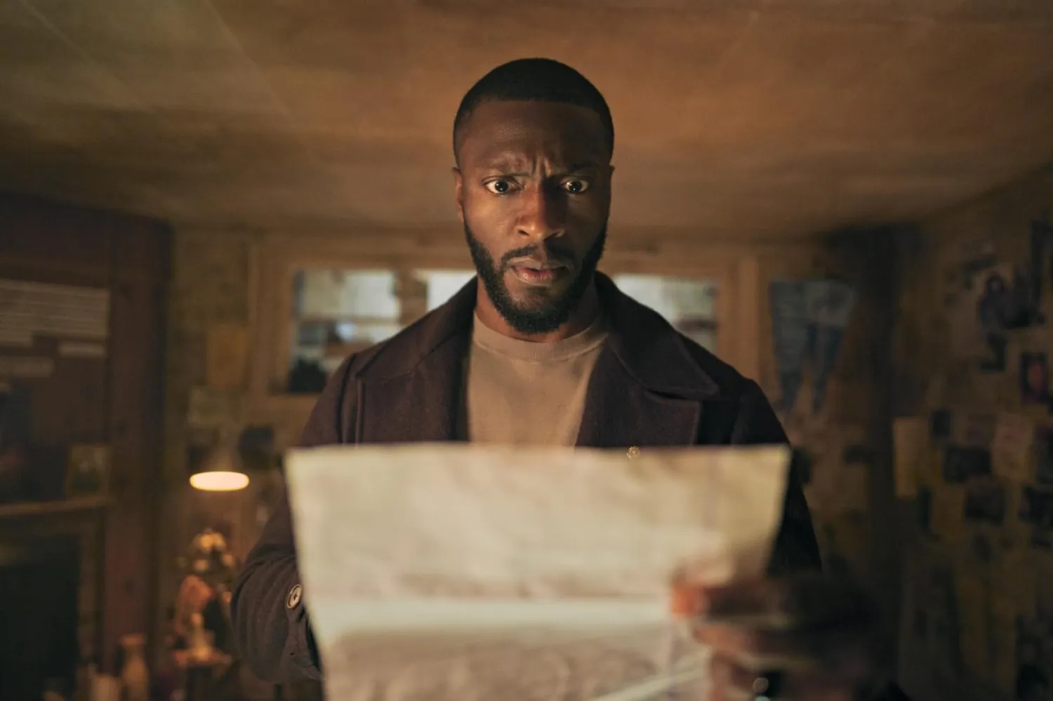 Cross'un 39 yaşındaki yıldızı Aldis Hodge, Black Adam ve Gizli Sayılar'daki (Hidden Figures) rolleriyle de tanınıyor (Amazon Prime Video)