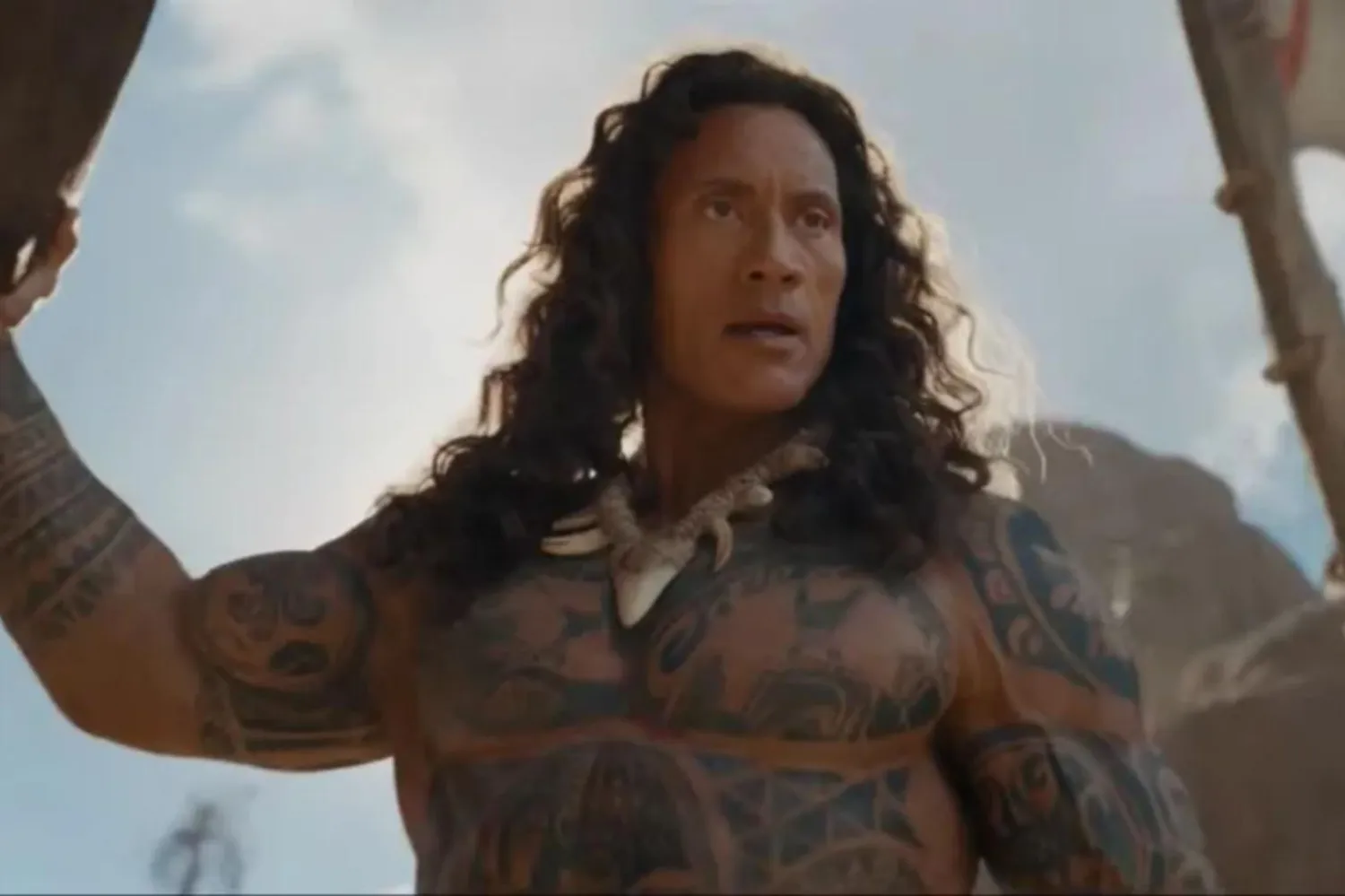 Johnson, çekimler sırasında her gün 2,5 saatini makyaj koltuğunda geçirdiğini söylemişti (Disney)