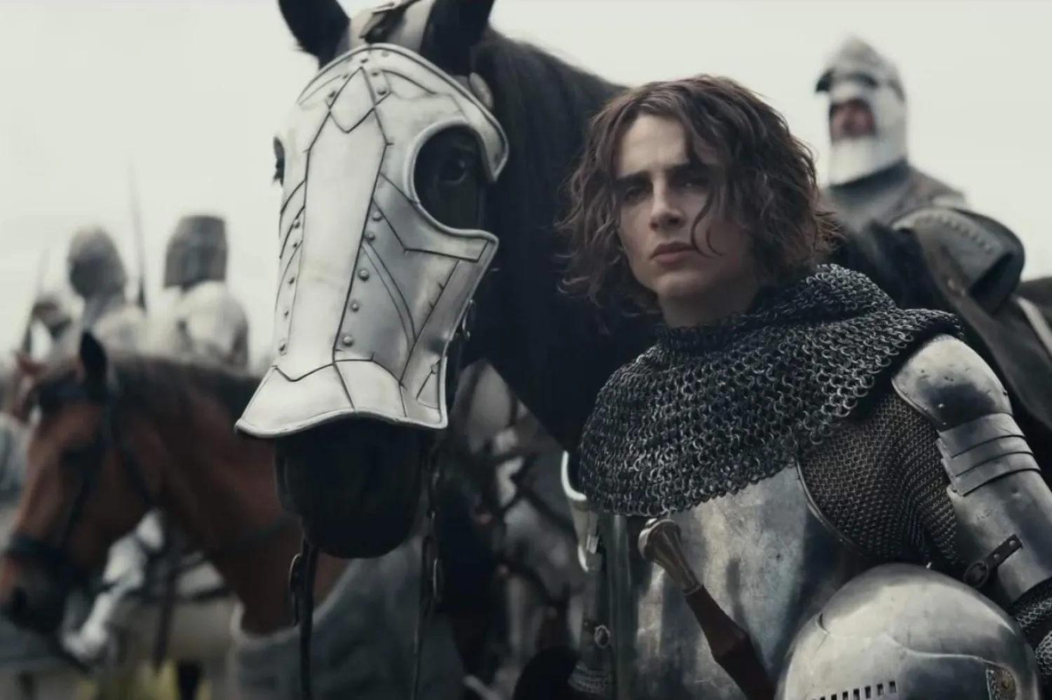 Babası Fransız, annesi Amerikalı olan 30 yaşındaki Timothée Chalamet, son filmi Muhteşem Marty'yle üçüncü kez En İyi Erkek Oyuncu dalında Oscar'a aday gösterilerek Marlon Brando'nun rekorunu egale etti (Netflix)