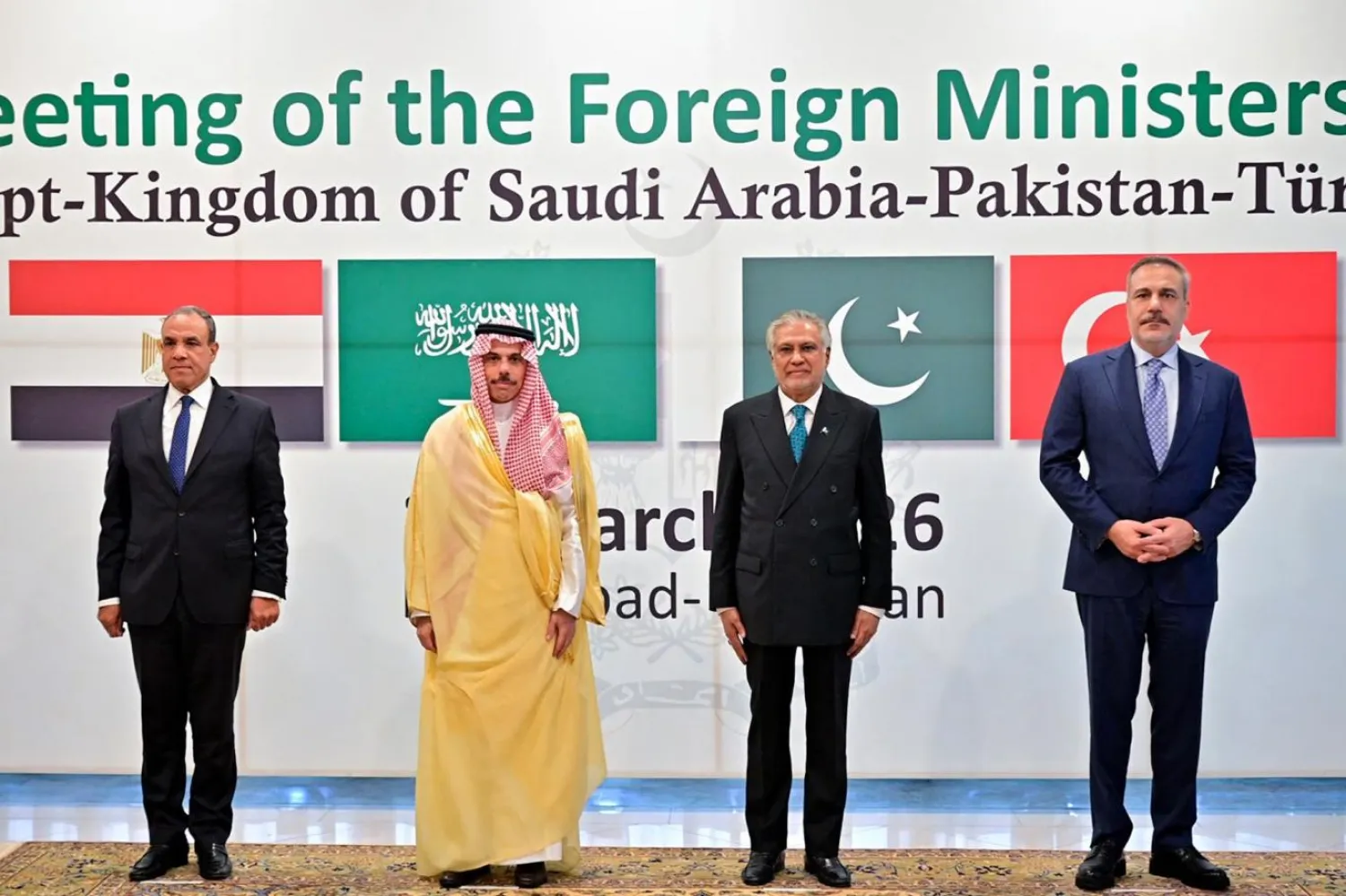 İslamabad'da düzenlenen dörtlü zirvede bölgedeki çatışmaları durdurma ve diplomatik sürece dönme çağrısı yapıldı (AFP)