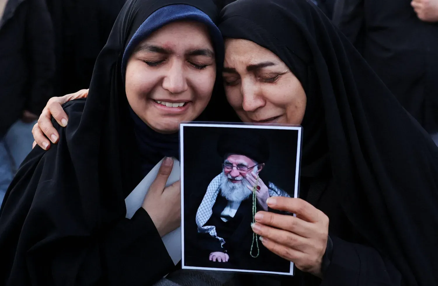 İranlı kadınlar Tahran'da İran Yüksek Lideri Ali Hamaney için gözyaşı döktüler (Reuters)