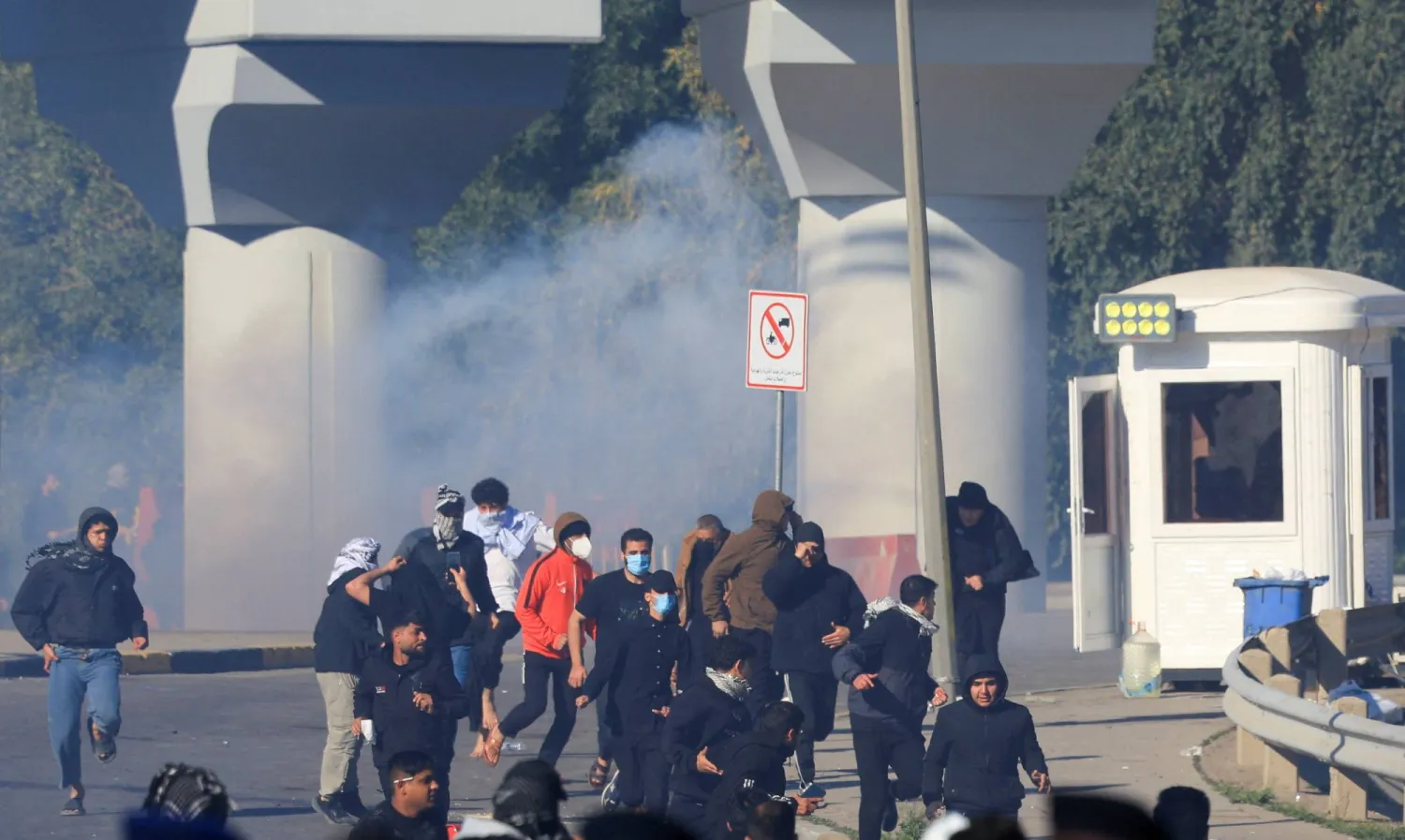 متظاهرون يتجمّعون قرب مدخل المنطقة الخضراء وحاولوا التوجه نحو السفارة الأميركية عقب مقتل المرشد الإيراني علي خامنئي (رويترز)