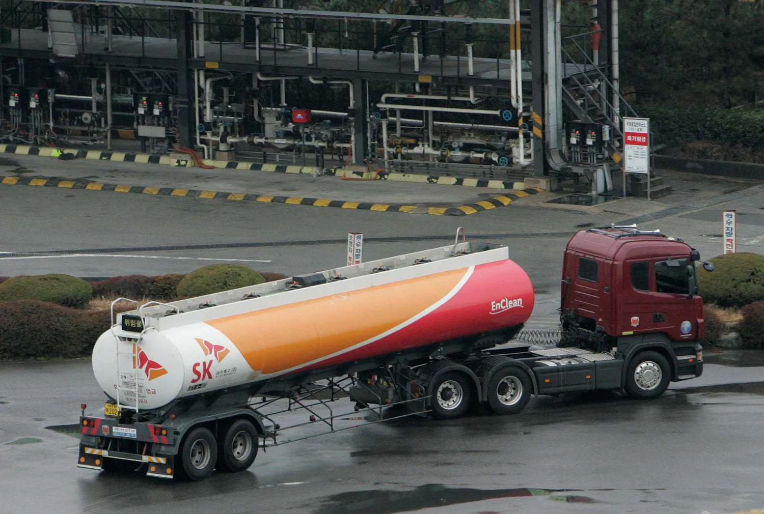 شاحنة وقود تتحرك بعد تحميلها في المصفاة الرئيسية لشركة «إس كيه إنرجي» كبرى شركات تكرير النفط بكوريا الجنوبية (رويترز)