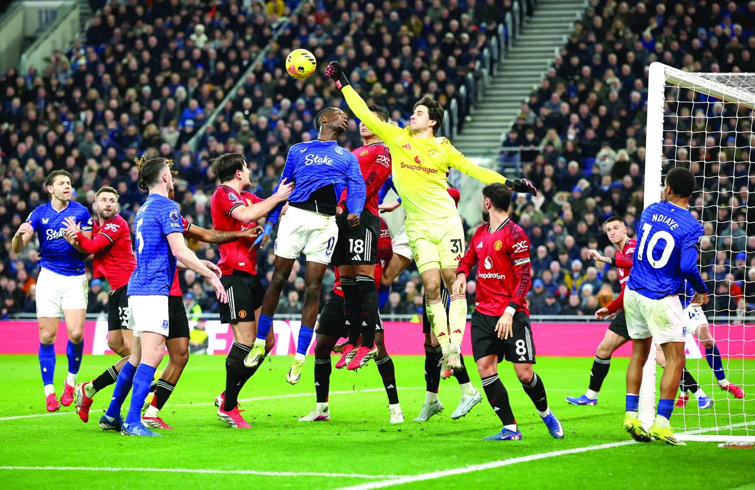 
في المباراة التي فاز فيها يونايتد على إيفرتون أظهر لامينز ثقةً لا حدود لها مُنقذاً مرماه من هجمات خطيرة (رويترز)