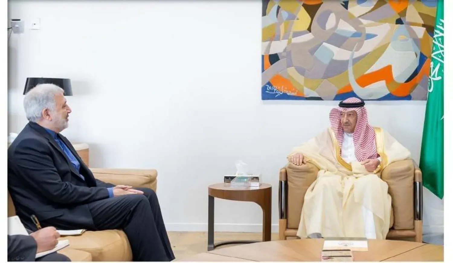 Suudi Arabistan Dışişleri Bakan Yardımcısı Velid bin Abdülkerim el-Hurayci, İran’ın Riyad Büyükelçisi Ali Rıza İnayeti’yi bakanlığa çağırdığı sırada (Suudi Arabistan Dışişleri Bakanlığı)