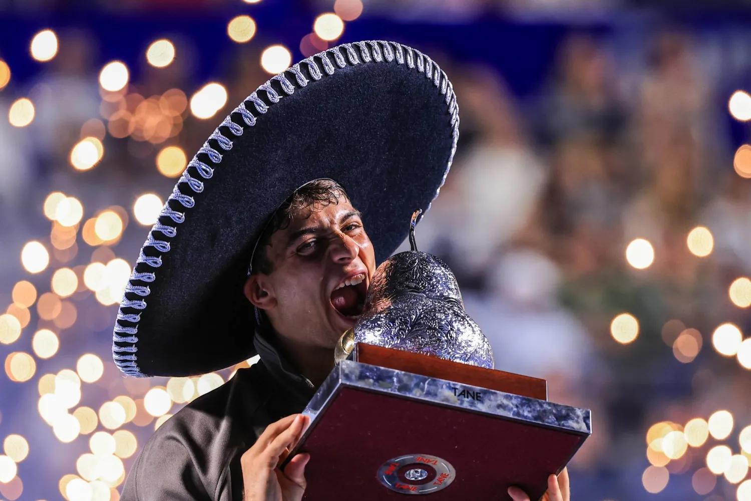 فلافيو كوبولي يحتفل باللقب (إ.ب.أ)