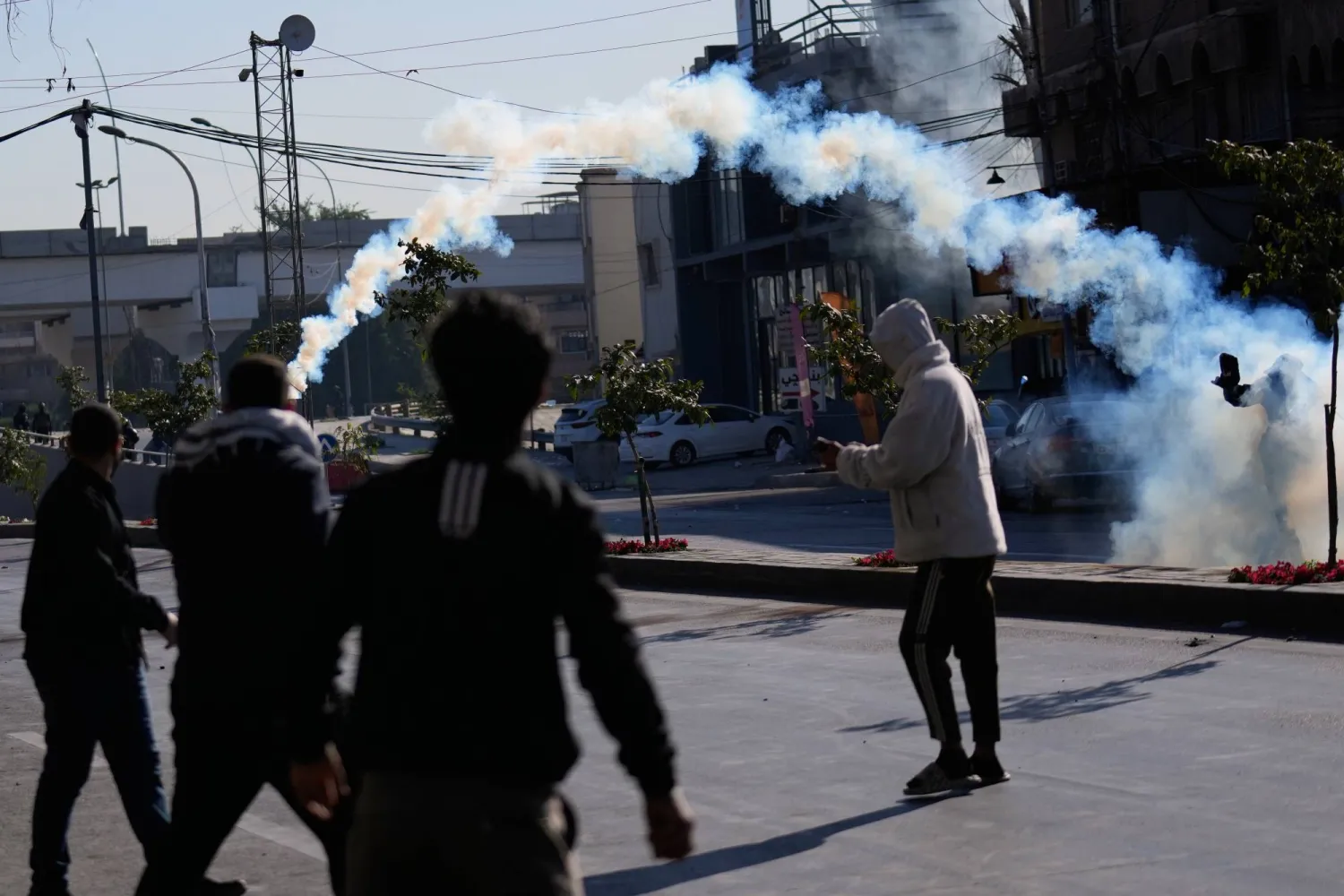 القوى الأمنية العراقية تطلق قنابل مسيلة للدموع على متظاهرين في المنطقة الخضراء (أ.ب)