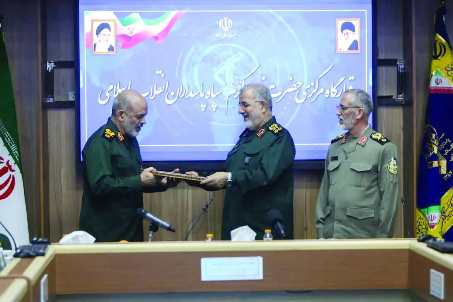 وحيدي يتسلم مرسوم تعيينه من سلفه باكبور (وسط) بحضور محمد شيرازي مسؤول الشؤون العسكرية في مكتب المرشد يوم 31 يناير الماضي (إرنا)