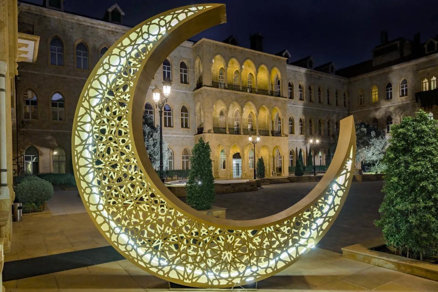 زينة الشهر الفضيل تكسو مداخل السرايا الكبير (الشرق الأوسط)
