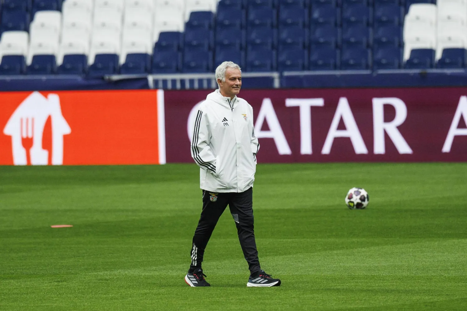 البرتغالي جوزيه مورينيو مدرب بنفيكا (إ.ب.أ)