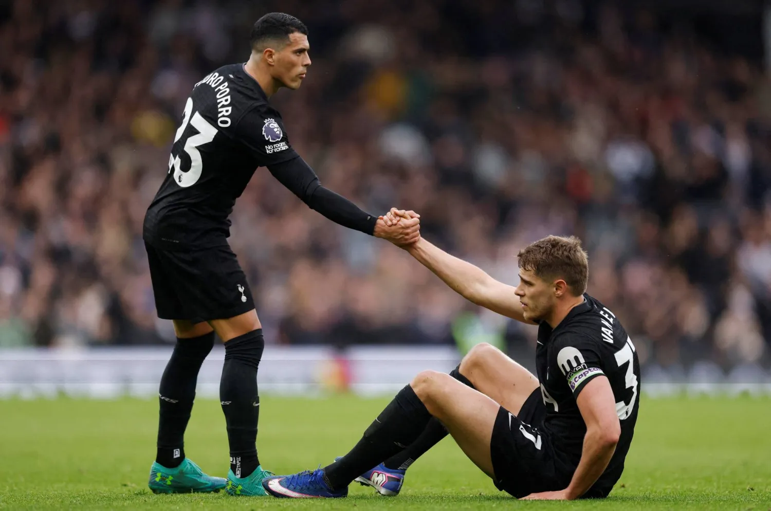 حسرة ثنائي توتنهام هوتسبير ميكي فان دي فين وبيدرو بورو بعد الهزيمة من فولهام (رويترز)