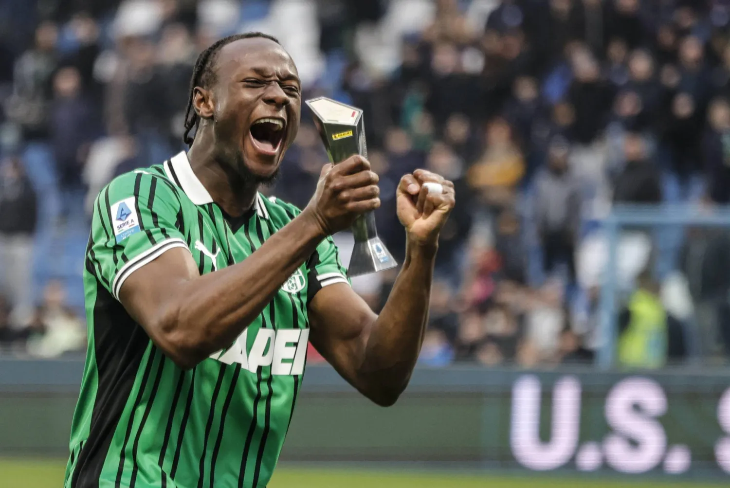 إسماعيل كونيه يحتفل بهدفه لساسولو في مرمى أتالانتا (إ.ب.أ)