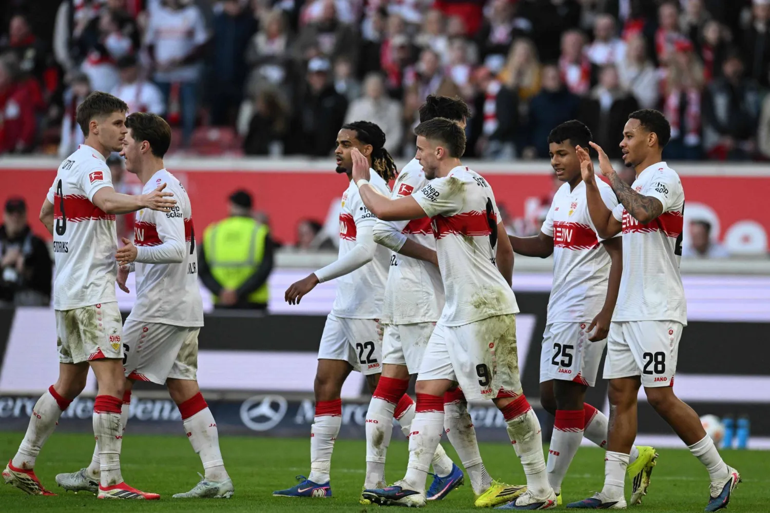 لاعبو شتوتغارت يحتفلون بالفوز على فولفسبورغ (أ.ف.ب)