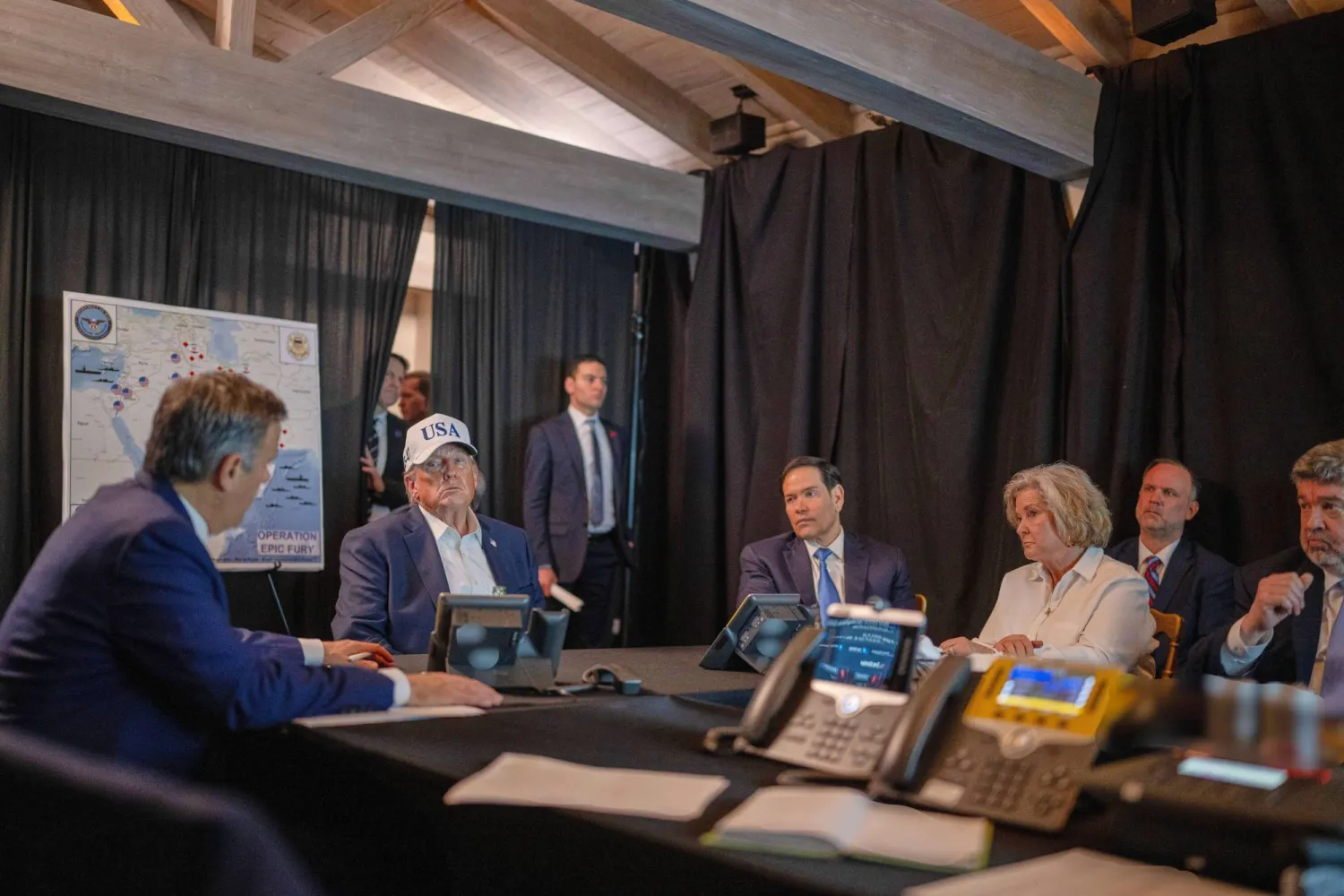 ترمب وهو يتابع مجريات عملية «ملحمة الغضب» ضد إيران مع مدير الـ«سي آي إيه» جون راتكليف بحضور وزير الخارجية ماركو روبيو ورئيسة موظفي البيت الأبيض سوزي وايلز في مارالاغو صباح السبت (أ.ب)