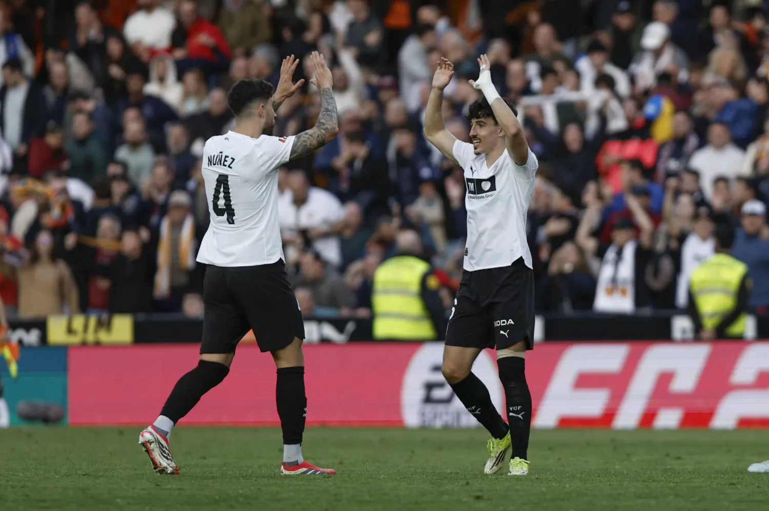 لاعبو فالنسيا يحتفلون بالفوز على أوساسونا (إ.ب.أ)