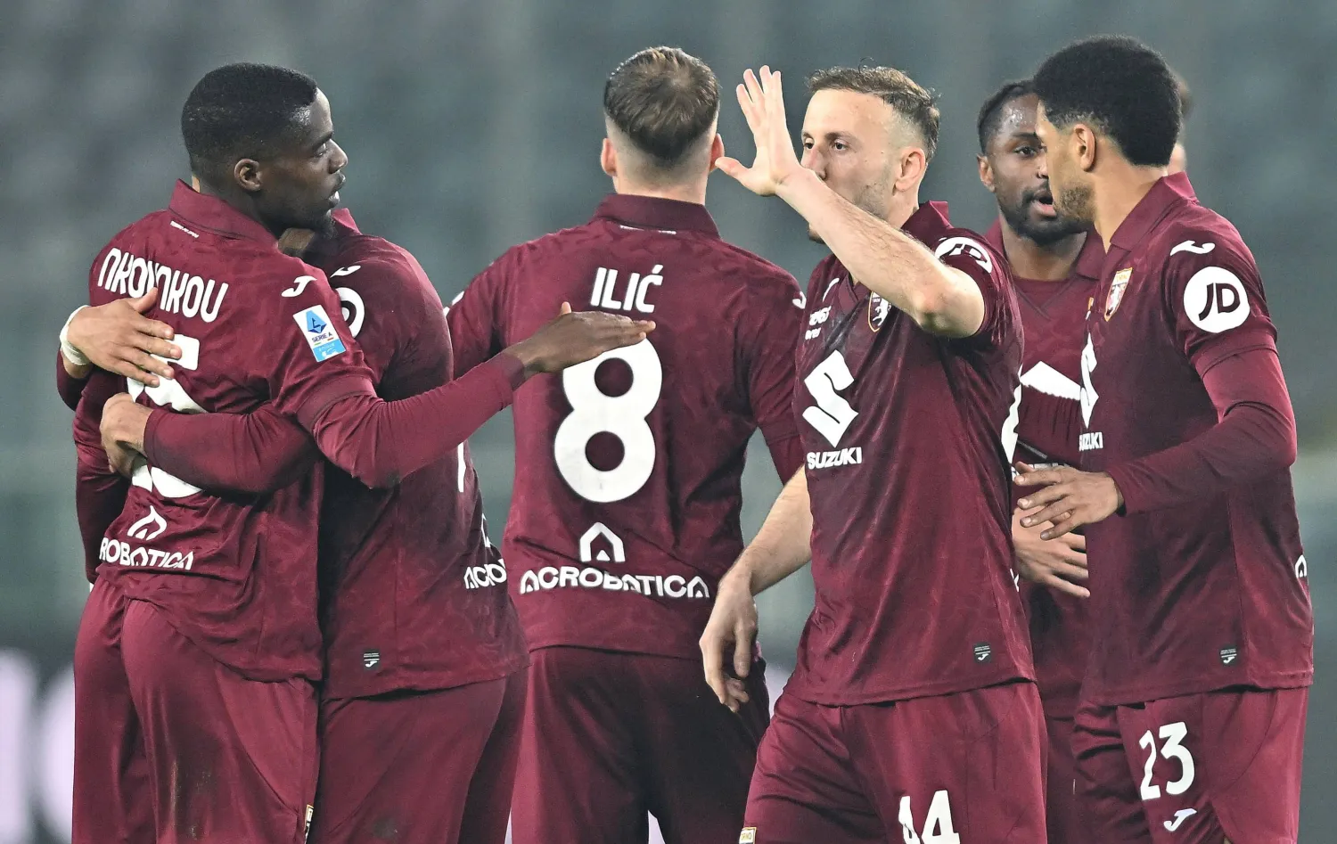 فرحة لاعبي تورينو بالفوز على لاتسيو (إ.ب.أ)