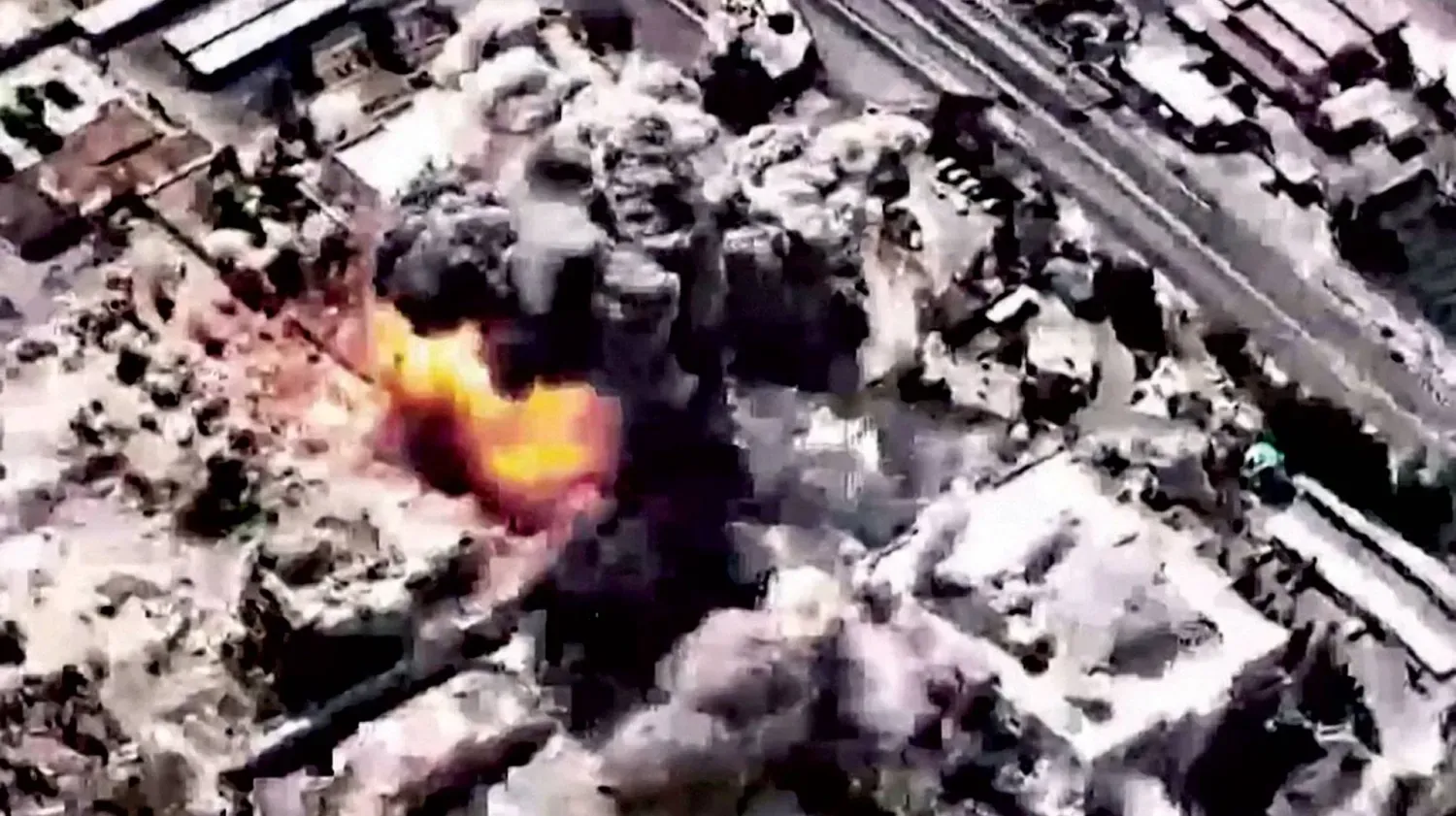 İsrail ordusu tarafından dün yayınlanan bir video klip, Hamaney'in karargahının hedef alındığı anı gösteriyor (AFP) Karede İran liderinin bir fotoğrafı yer alıyor (DPA)