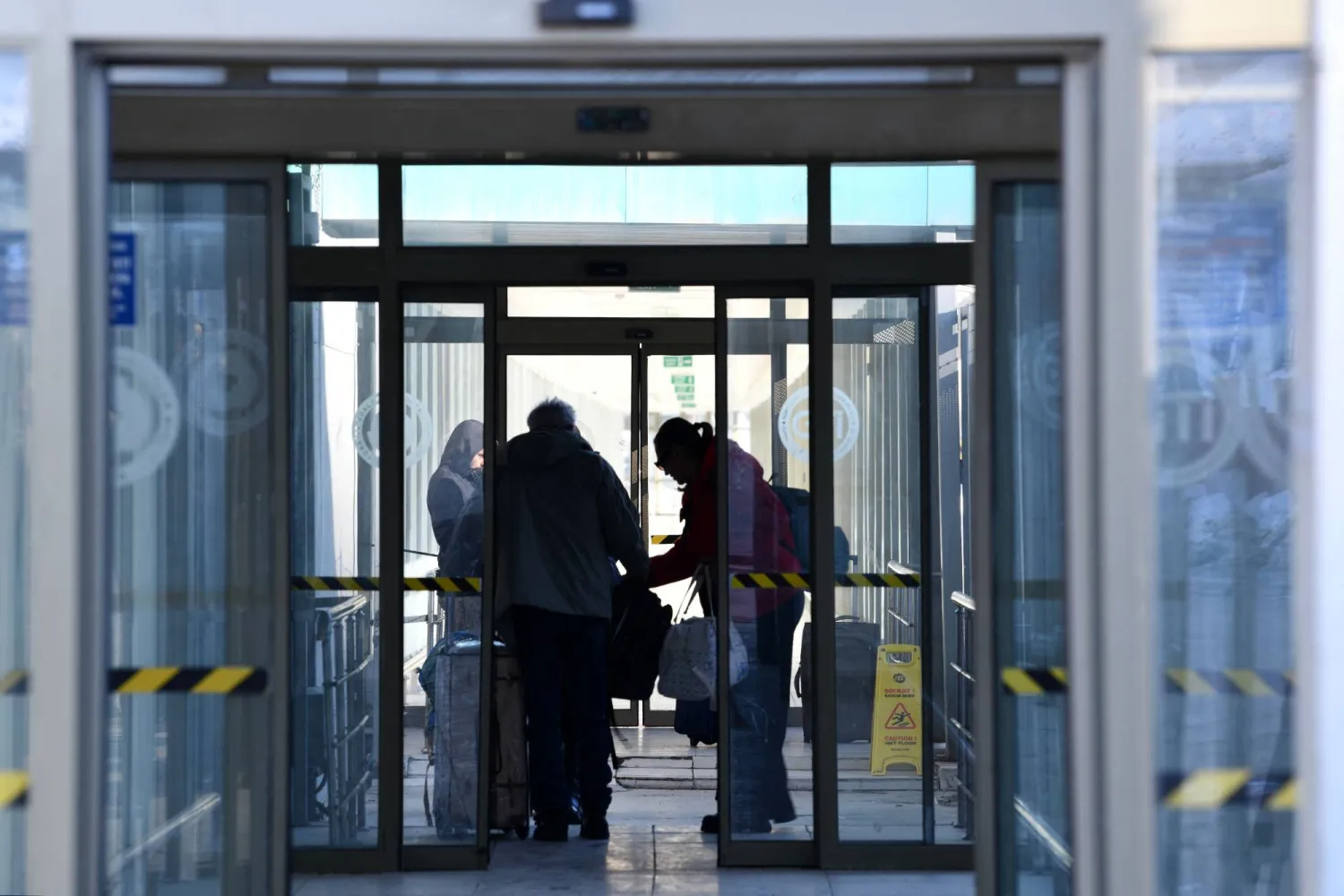 Iranian nationals arrive in Türkiye through the Razi-Kapikoy border crossing with Iran, in the province of Van, eastern Türkiye on March 1, 2026. (Photo by Ali IHSAN OZTURK / AFP) 