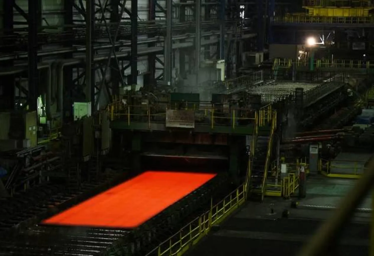 خط إنتاج في ورشة لف الصفائح المعدنية في مدينة ماغنيتوغورسك (رويترز)