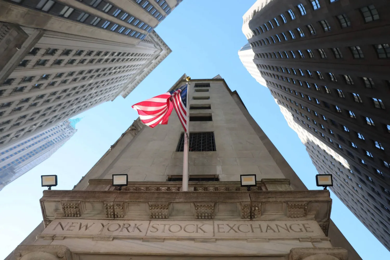 بورصة نيويورك خلال التداول الصباحي (أ.ف.ب)