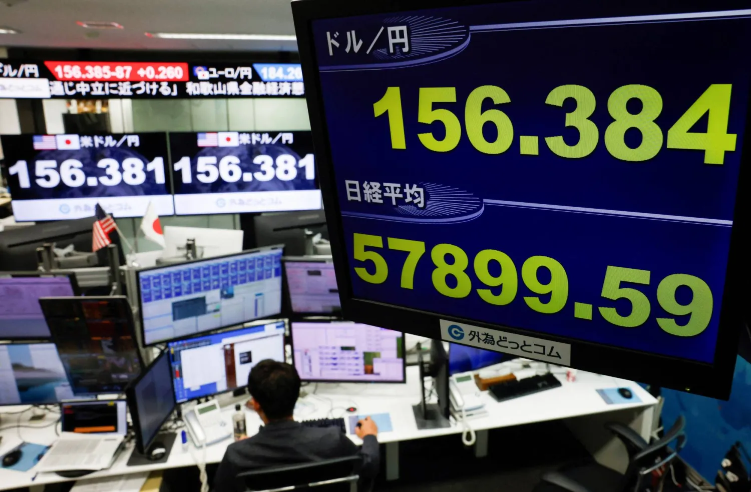 شاشة تعرض حركة الأسهم وسعر الين داخل غرفة تداول في شركة «غيتام» بالعاصمة اليابانية طوكيو (رويترز)