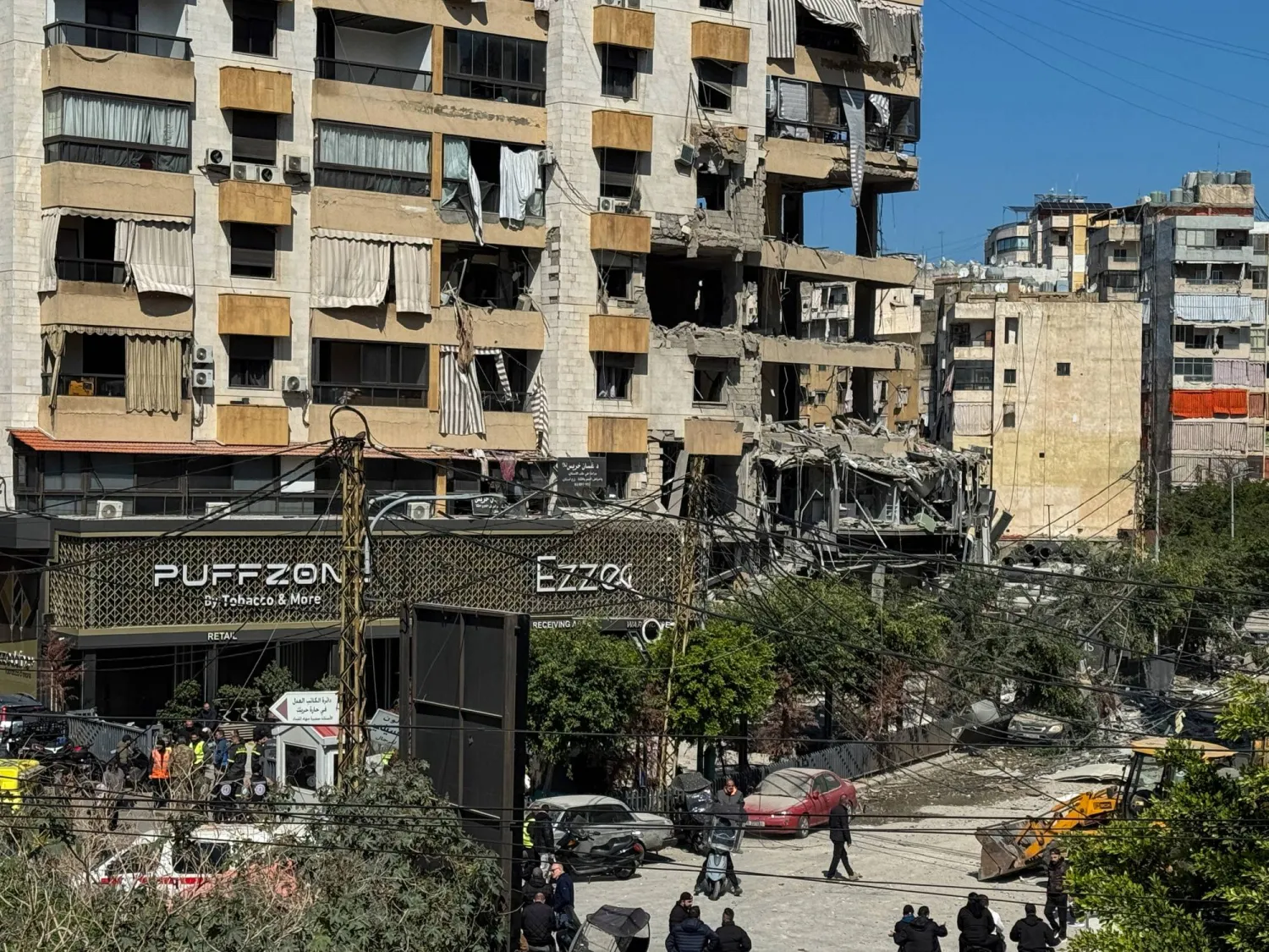 آثار الضربات الإسرائيلية في لبنان اليوم بأعقاب تصعيد التوتر بين «حزب الله» وإسرائيل وسط الصراع الأميركي الإسرائيلي مع إيران (رويترز)