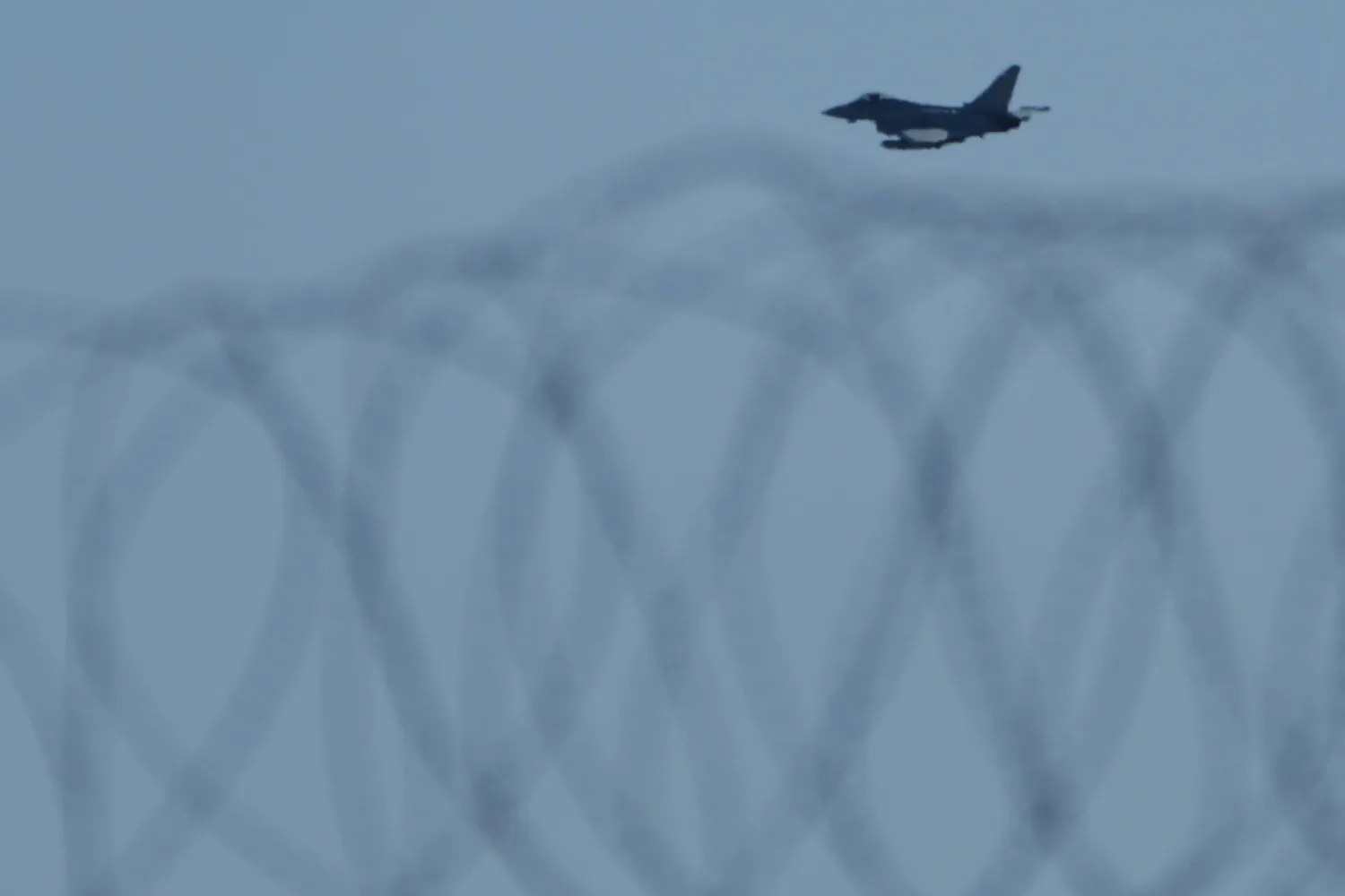 طائرة تستعد للهبوط في قاعدة أكروتيري الجوية التابعة لسلاح الجو الملكي البريطاني بعد تعرضها لهجوم بطائرة مُسيَّرة (أ.ب)