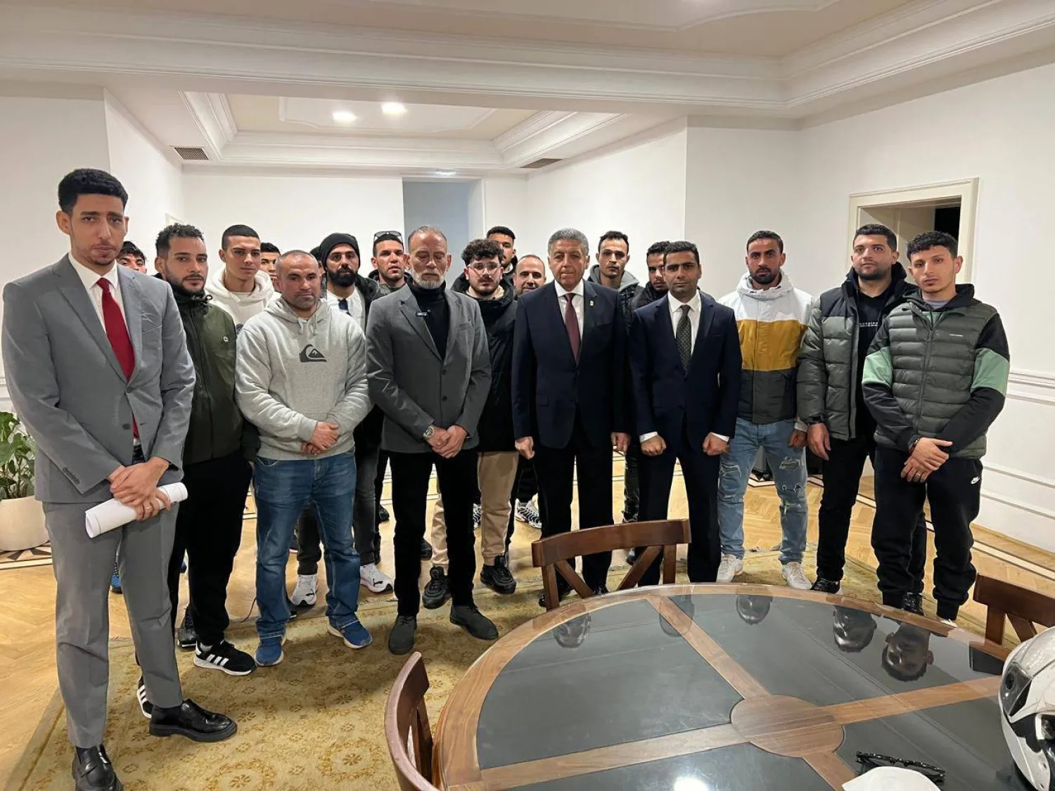 سفير مصر لدى اليونان يستقبل أقارب ضحايا مركب هجرة غير شرعية (الخارجية المصرية)