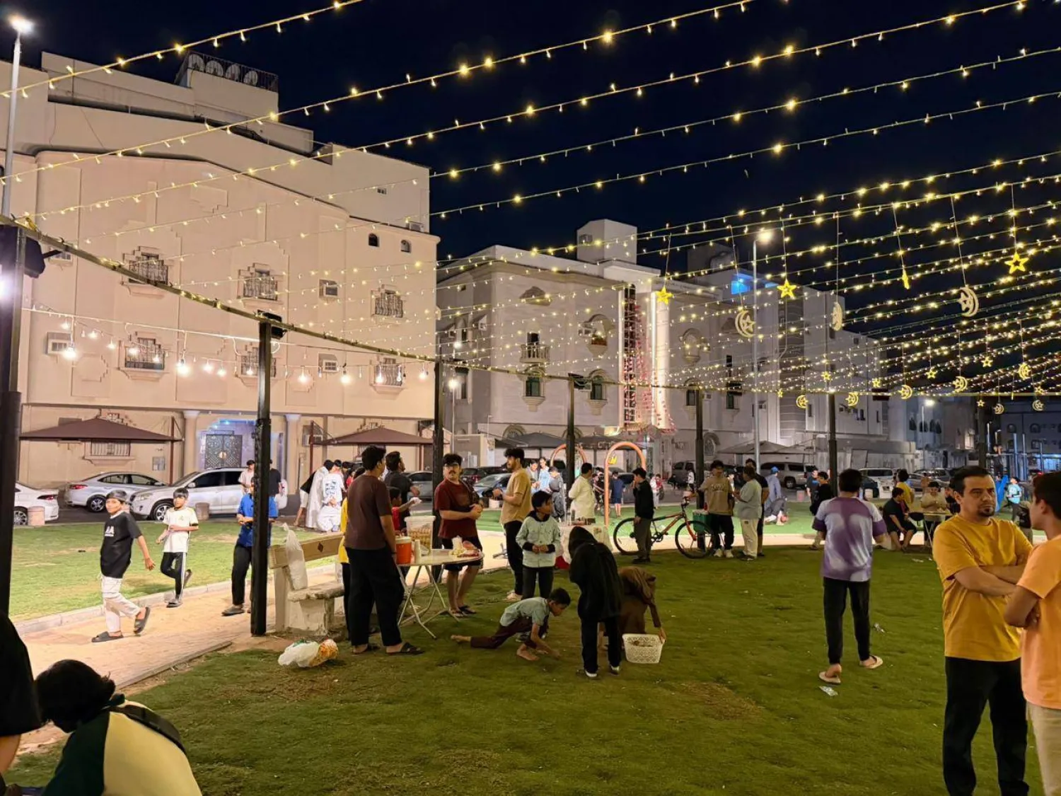 تتزين منطقة الفعاليات بهدف جذب الزوار والعابرين للحارات المكية (الشرق الأوسط)