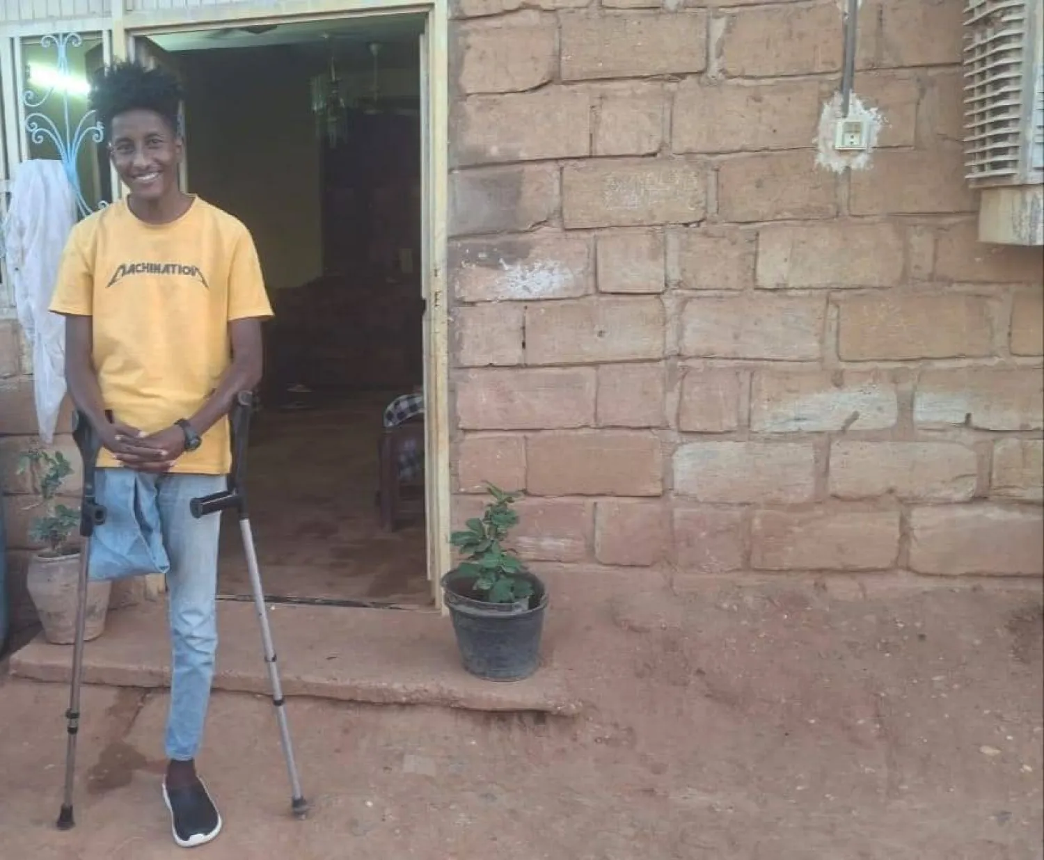 الفتى السوداني عبد الرحمن الذي بُترت ساقه بعد إصابته بطلق ناري خلال الحرب (الشرق الأوسط)