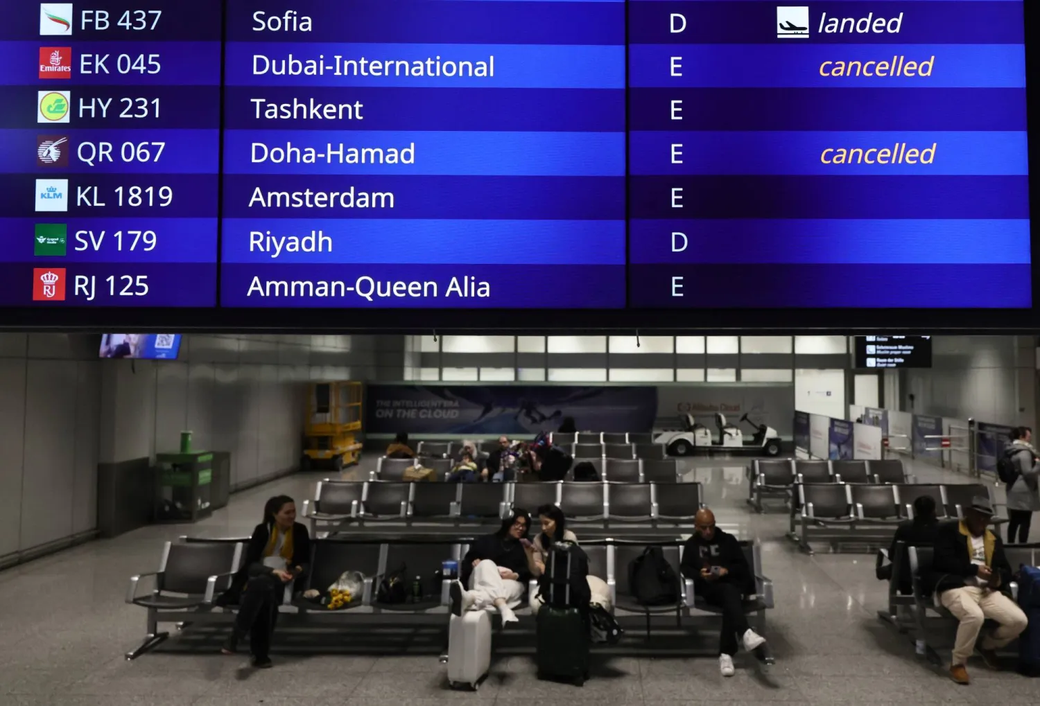 لوحة رقمية تعرض الرحلات الجوية الملغاة إلى الشرق الأوسط في مبنى الركاب رقم 2 في مطار فرانكفورت الدولي... ألمانيا 2 مارس 2026 (إ.ب.أ)