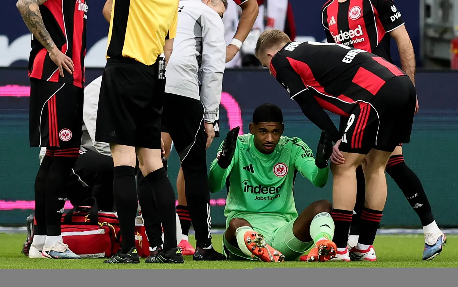 كاوا سانتوس حارس مرمى فرنكفورت مصاباً في مواجهة فرايبورغ (إ.ب.أ)